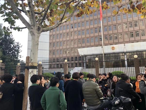 将夫妻共同财产赠与第三人这个行为有效吗？深圳离婚律师来回答
